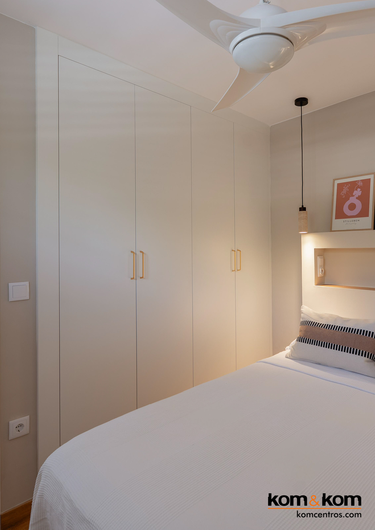 armarios empotrados hechos a medida blancos en apartamento de Benidorm